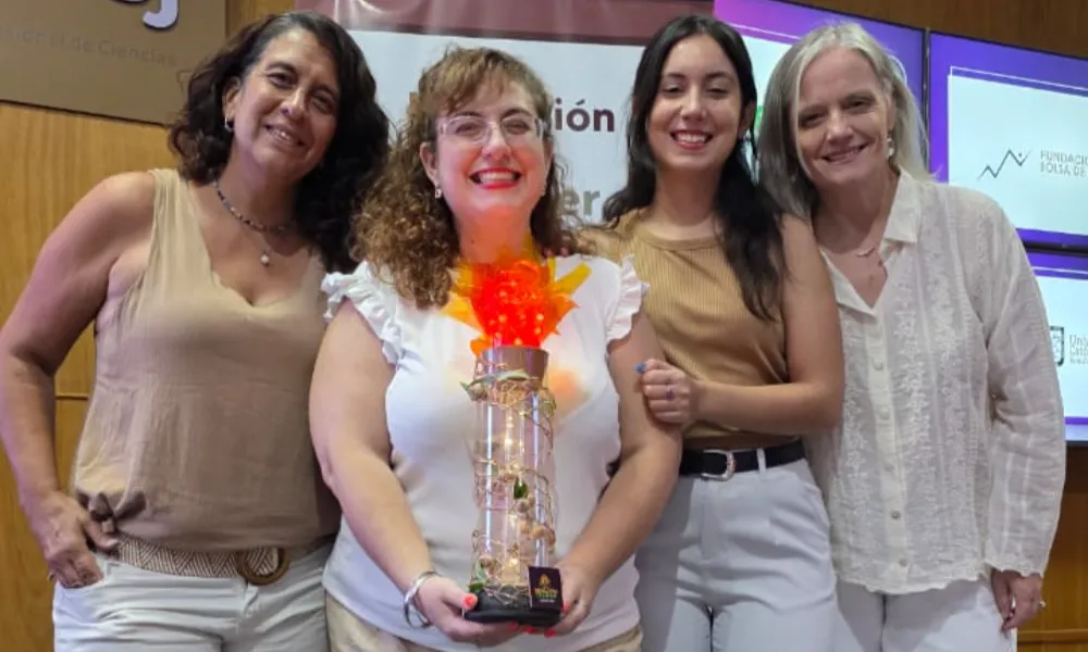 Equipo de semillero creativo sostteniendo una antorcha simbolica durante un efendo de la Fundación Mujeres en la Minería