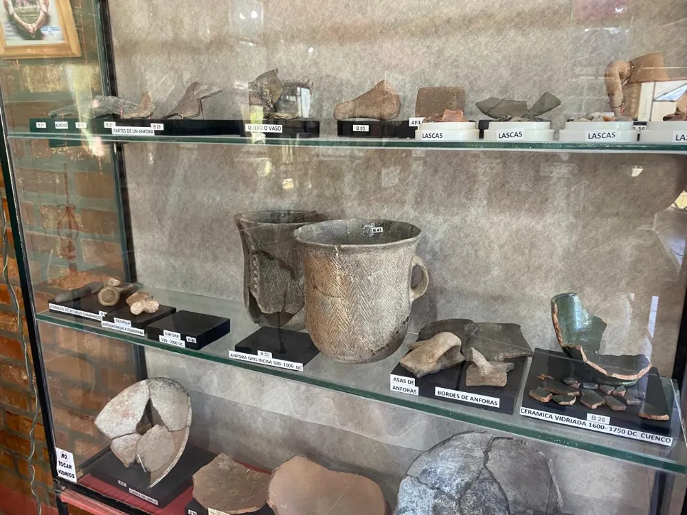 Vitrina arqueológica con piezas de cerámica, vasijas reconstruidas y fragmentos de alfarería pertenecientes a la etnia Olongasta de filiación Kakan.