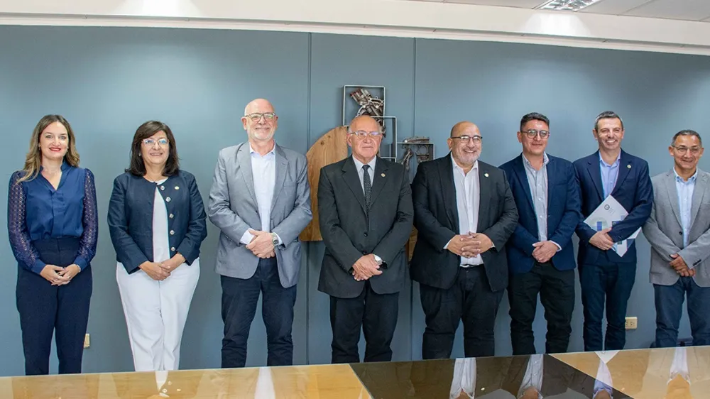 Vicuña y UNSJ firmaron actas complementarias en el despacho del rector