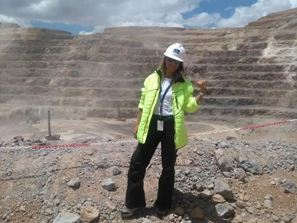 Retrato en primer plano de la abogada y especialista en minería Andrea Polizzotto.