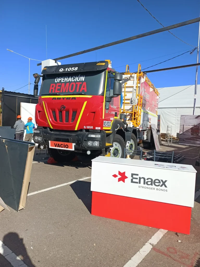 Camión de servicios de voladura de la empresa Enaex Argentina en la Expo San Juan Minera.