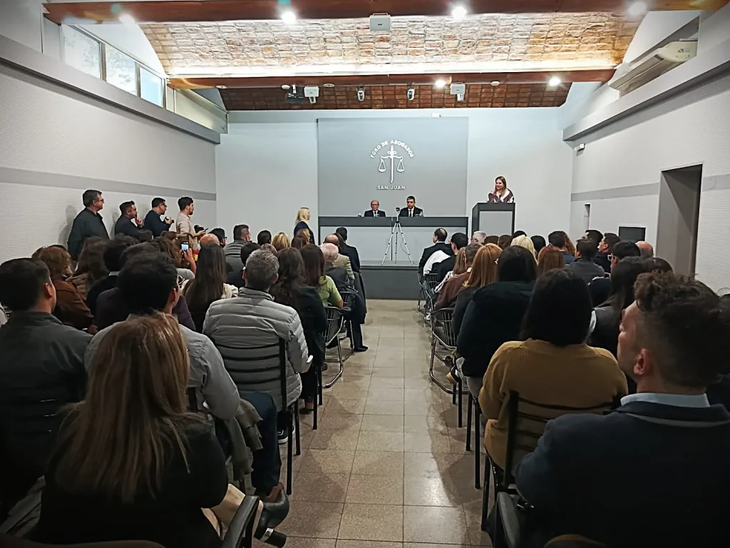 Profesionales y estudiantes en el Foro de Abogados durante la exposición sobre derecho minero en San Juan.