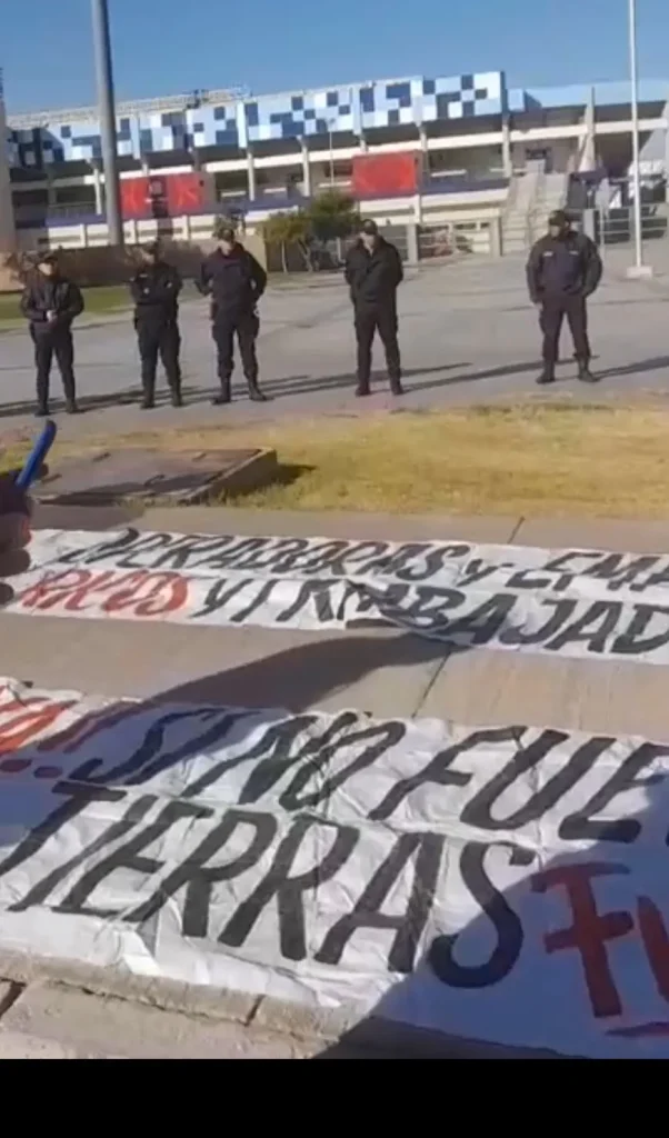 Efectivos policiales rodeando a un grupo de personas con banderas argentinas cerca de la Expo San Juan Minera.