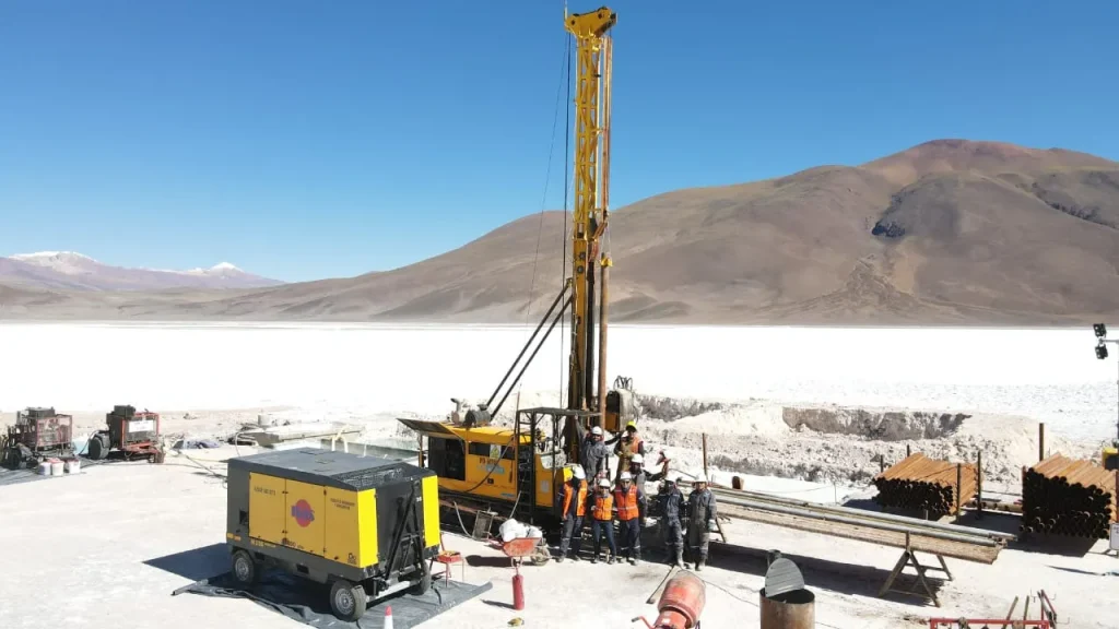 Operarios de minería trabajando en un equipo de perforación de Conosur Drilling.