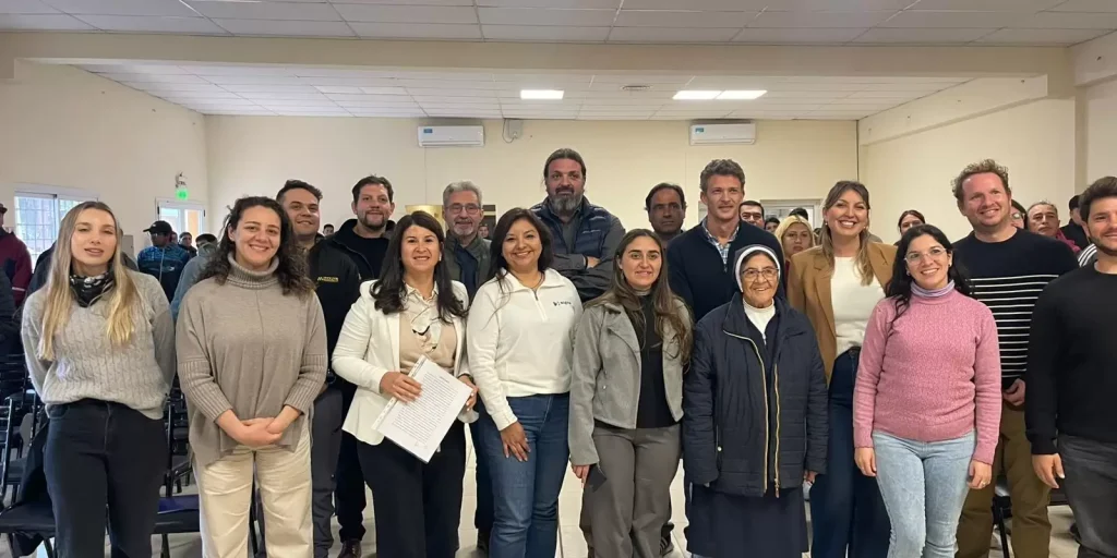 Trabajadores y miembros de la comunidad participando en capacitaciones de McEwen Copper.