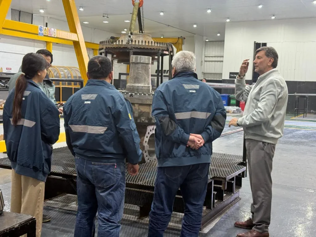 Claudio Garcia propietario de Acer junto a un equipo de colaboradores