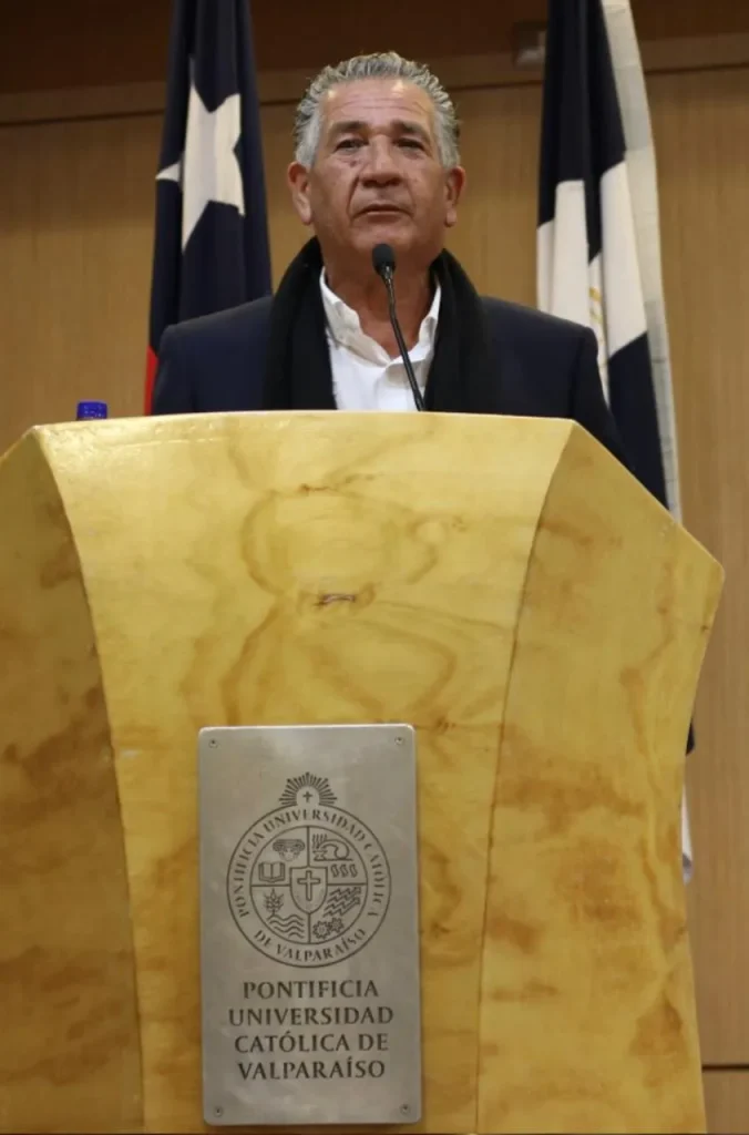 Rubén Salinas analizando los plazos de producción de Los Azules y El Pachón bajo las regulaciones del Tratado Minero binacional.