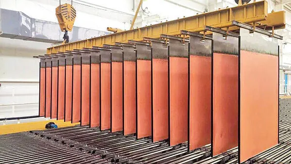 Cátodos de cobre terminados, proceso de producción industrial de alta pureza.