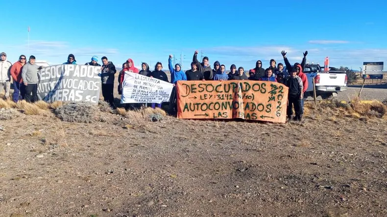 Manifestantes con carteles pidiendo trabajo. 