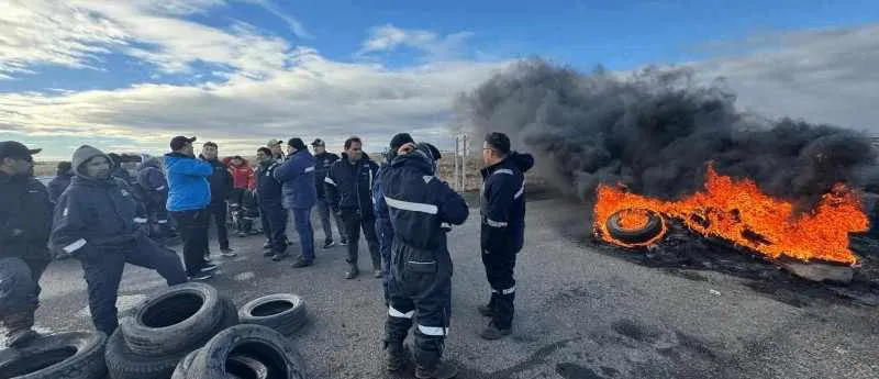 Manifestantes en Santa Cruz cortando la ruta.
