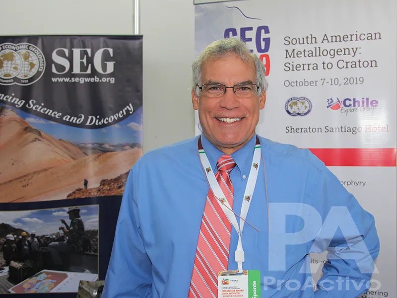 El profesor William X. Chávez de New Mexico Tech dictando clases prácticas sobre geología estructural para Argentina Rocks 2026.