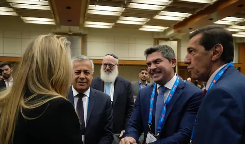 Marcelo Orrego es observado por Eduardo Elsztain desde la lejanía al saludar a Karina Milei.