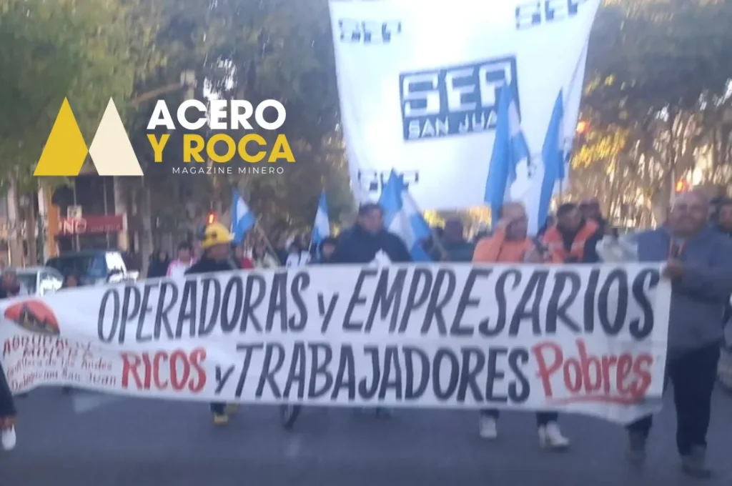 Grupo de trabajadores mineros con carteles protestando frente a un edificio gubernamental en San Juan, reclamo por despidos y malas liquidaciones