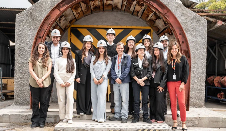  Jóvenes profesionales en un centro de operaciones mineras de Codelco
