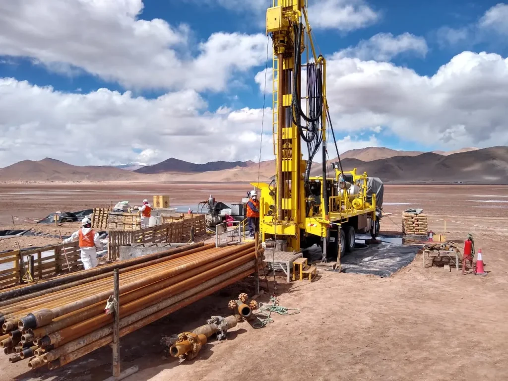 Maquinaria pesada de perforación minera de la empresa Conosur Drilling en plena operación.