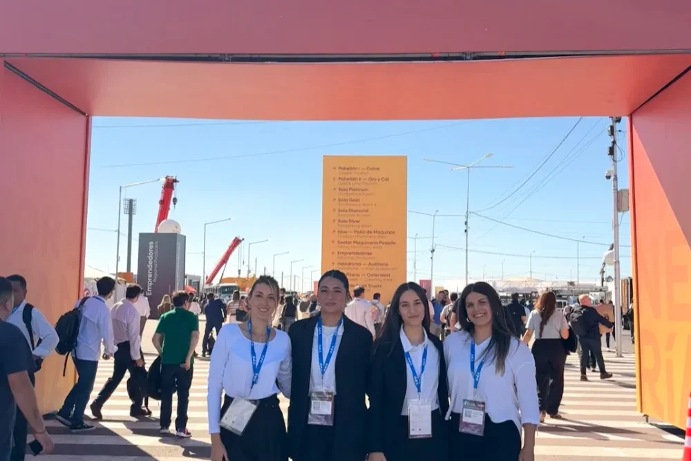 Promotoras en la puerta de la expo minera.