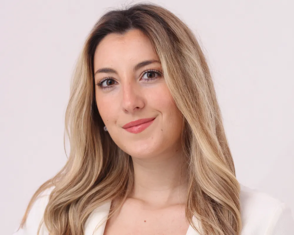retrato de Micaela Fernández, representante de la agencia local M&M