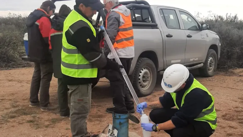 Especialistas realizando monitoreo ambiental y estudios radiológicos vinculados a proyectos de uranio en Argentina.