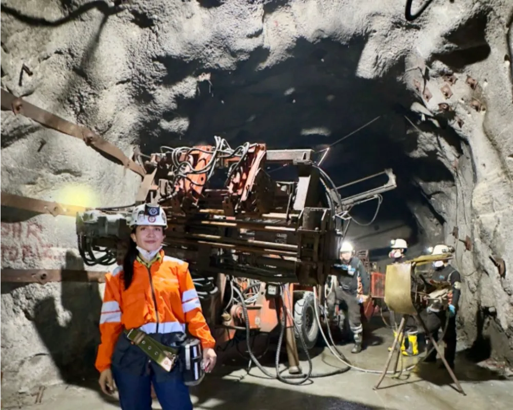 Paula Minería mostrando el interior de la Mina Buriticá, de Zijin - Continental Gold, desarrollo minero subterráneo de oro en Colombia. 