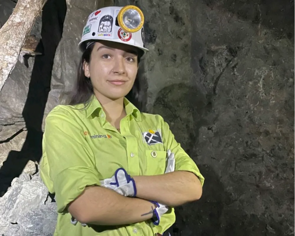 Paula Minería documenta el interior de la Minería Artesanal en Frontino, Antioquia: una actividad que sostiene a generaciones de familias vinculadas a la producción de oro a pequeña escala. Visibilizar este sector en redes sociales es clave para reconocer su impacto económico, exponer sus desafíos estructurales y poner en agenda la necesidad de políticas que acompañen su formalización y desarrollo sostenible.

