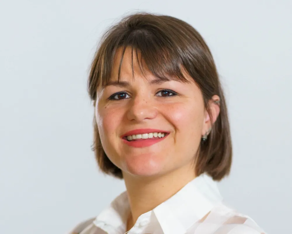retrato de Marina Senestro, directora de Asuntos Gubernamentales de AmCham Argentina
