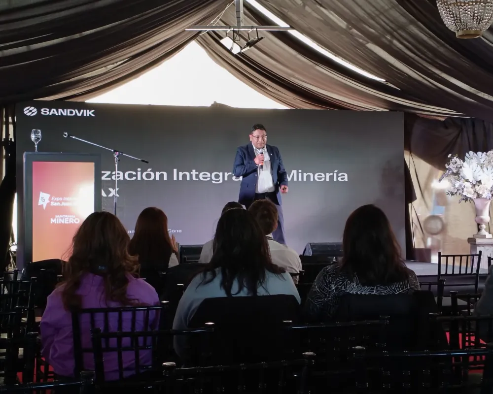 Luis Camacho, gerente de Sandvik, disertando sobre el ecosistema Digitech en San Juan.