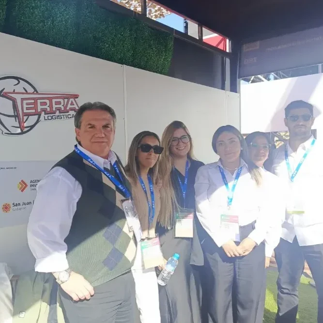 Gerente comercial Gustavo Torres y Cinthia Ruiz del área de Calidad de Terra junto a su equipo