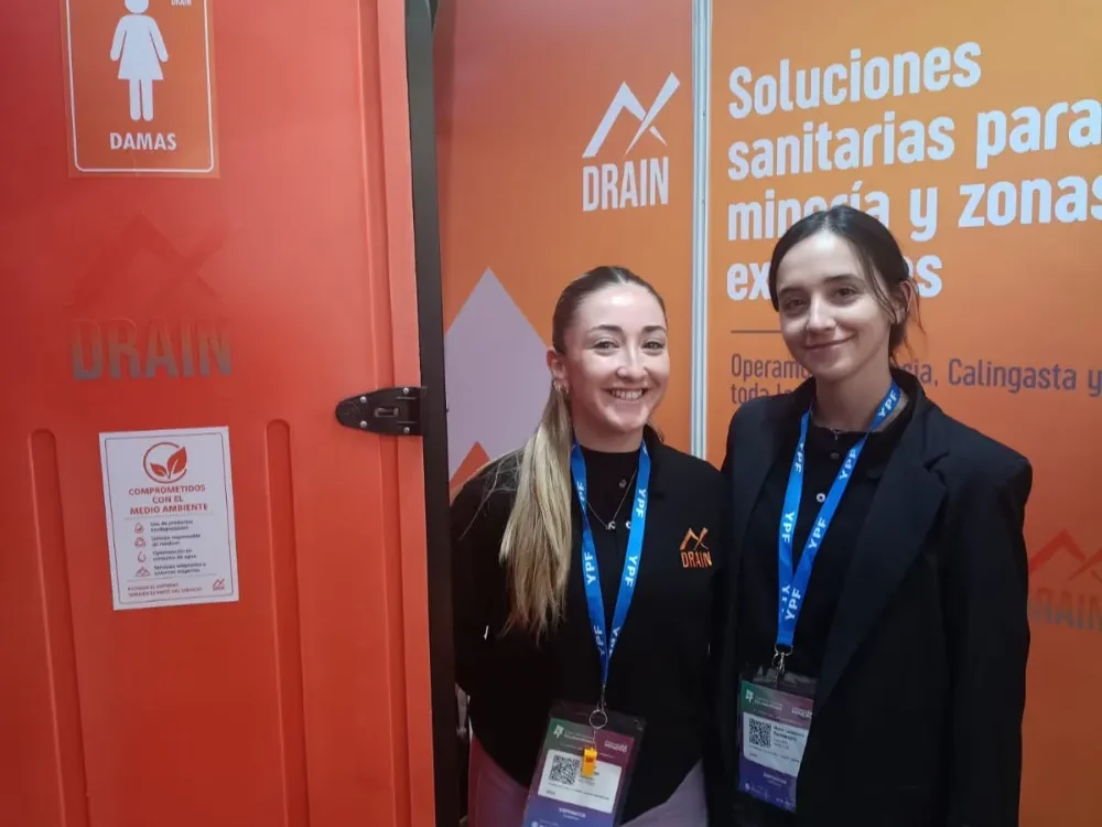 Candelaria Fernández, administrativa de Drain, junto a una colega en el stand de la empresa durante la Expo Internacional San Juan Minera.