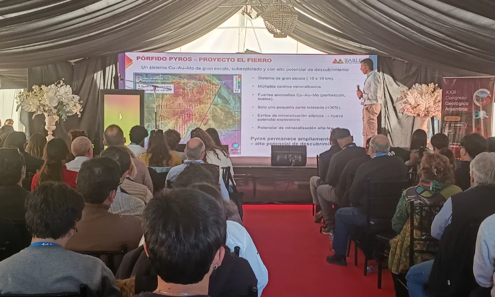 Durante las Jornadas Técnicas - Geología Aplicada a la Minería realizadas en el marco de la Expo Internacional San Juan Minera, el Licenciado Diego Márquez expuso los avances de exploración en el Proyecto Pyro