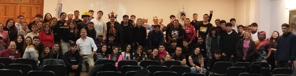 Jóvenes sanjuaninos en clase de capacitación para servicios y campamentos en los cursos mineros.