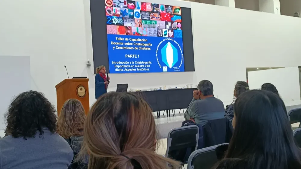 Valeria Fuertes durante la capacitación de cristalografía y ciencia de materiales en San Juan.