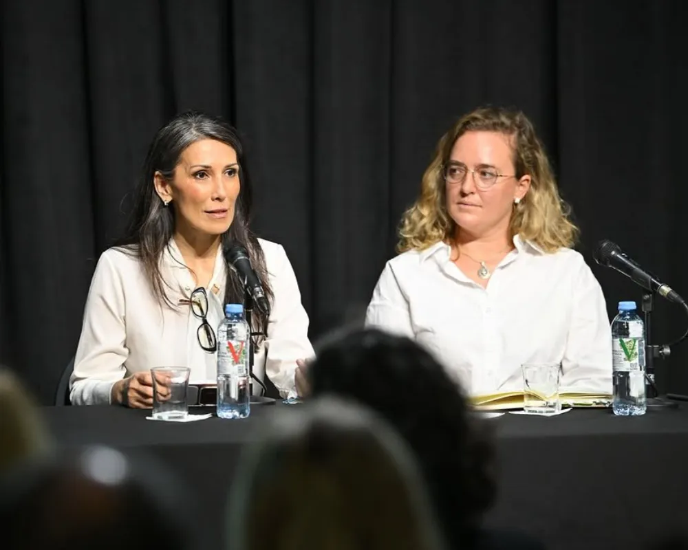 Alejandra Cardona, directora ejecutiva de CAEM, junto a Agustina Pérez, especialista en gestión social y sostenibilidad con experiencia en evaluación de riesgos sociales y estándares internacionales en industrias extractivas.