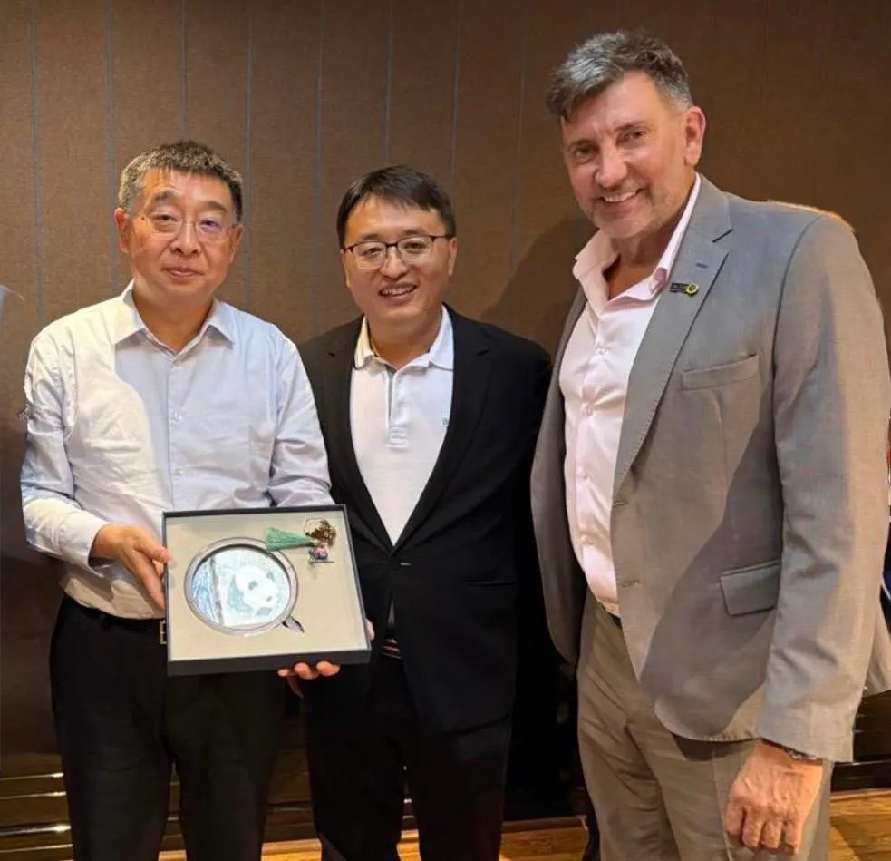 Yang Dongsheng, Presidente global de XCMG Group, junto a Li Hanguang Presidente de XCMG Latinoamérica y Claudio García propietario de ACER SRL 