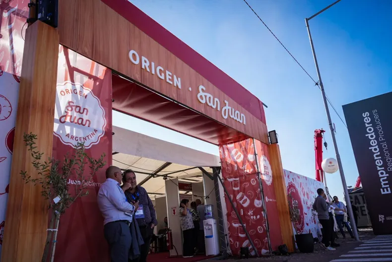 Feria de comerciantes locales en el centro de San Juan con gran afluencia de público.