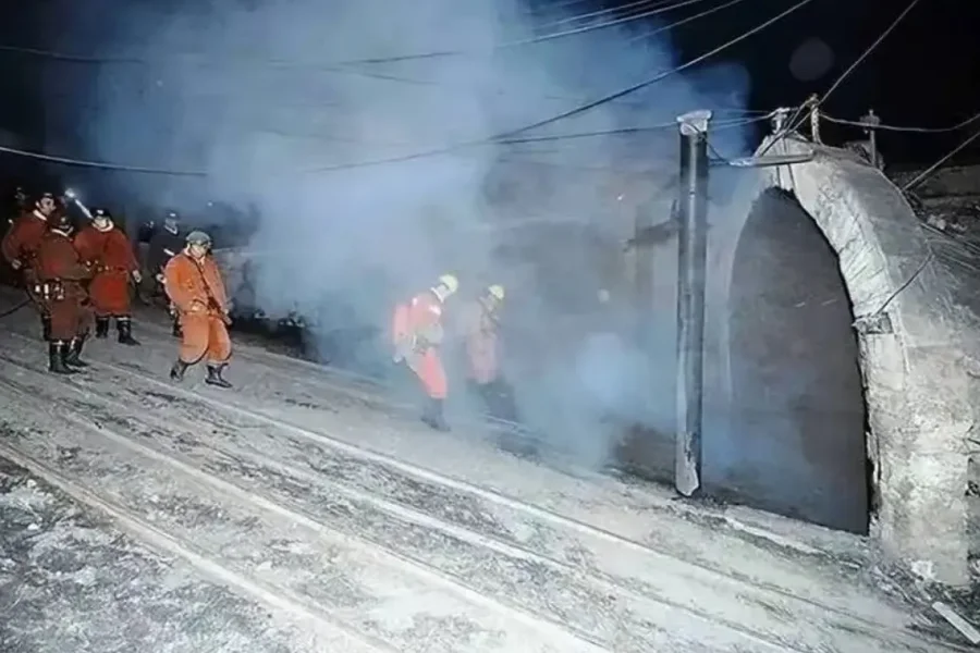 Inspectores de la Administración Nacional de Seguridad Minera realizando auditorías en la superficie de un yacimiento de carbón en Shanxi.