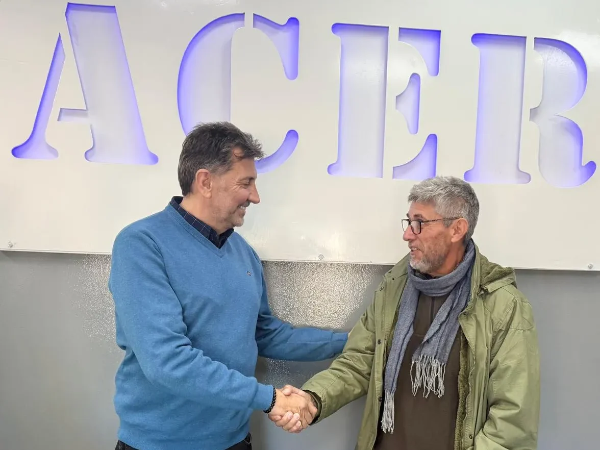 Claudio García propietario de ACER sellando personalmente el acuerdo con la agrupación mineria Cordillera de los Andes junto a su presidente Patricio Paez.