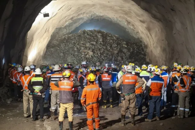 Operarios y delegados gremiales en asamblea permanente en las divisiones del norte ante las medidas de la crisis en Codelco.