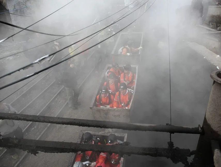Los rescatistas que trabajaron en el lugar tras la explosión de gas en la mina de carbón Liusheny.