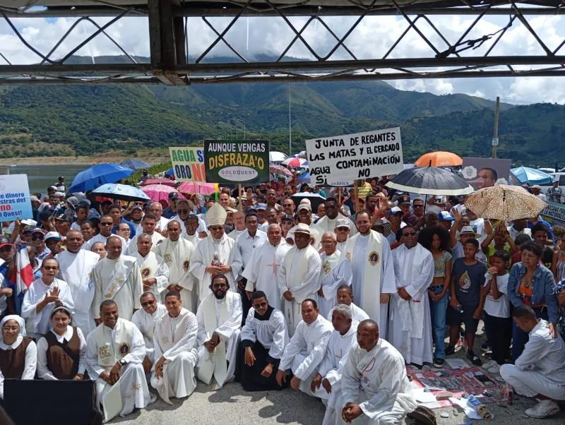 Sacerdotes y religiosos dominicanos en apoyo a las comunidades agrícolas de San Juan.