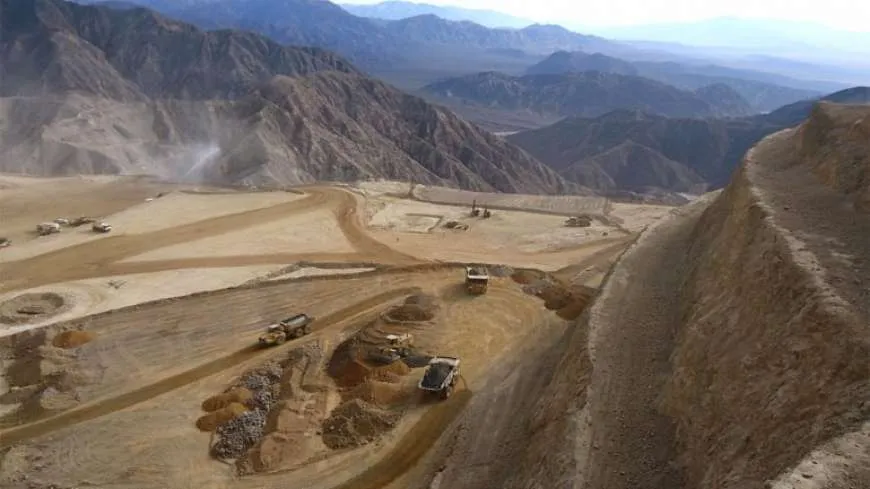 Maquinaria minera operando en la isla bajo supervisión por falta de transparencia.