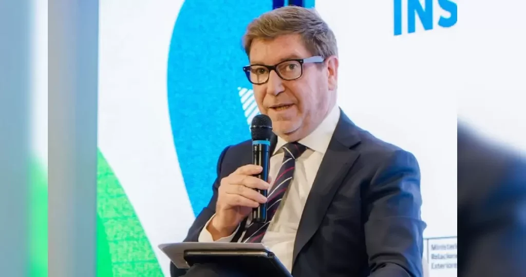 El biministro Daniel Mas Valdés brindando declaraciones oficiales sobre los controles financieros estatales durante la crisis en Codelco.