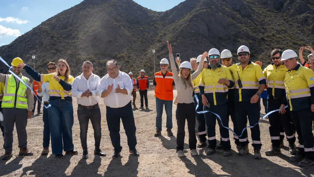 David Dominguez, intendente de Ullum, junto a Sonia Delgado, directora ejecutiva de Challenger Gold y el equipo de Hualilán.
