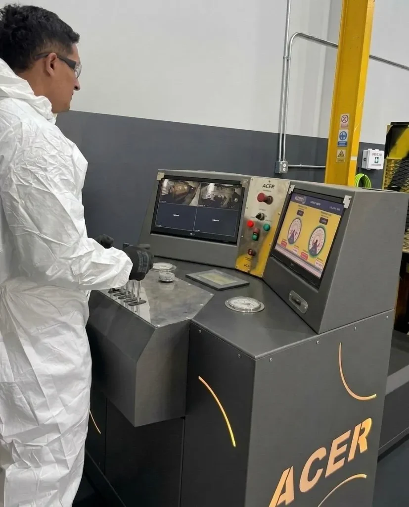 Instalaciones de ACER San Juan mostrando procesos de calidad industrial certificada.