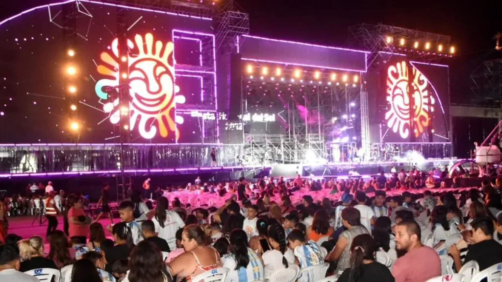 Público masivo disfrutando de un espectáculo nocturno en la Fiesta Nacional del Sol en San Juan.