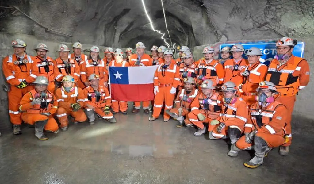 Mineros chilenos con la bandera de Chile.