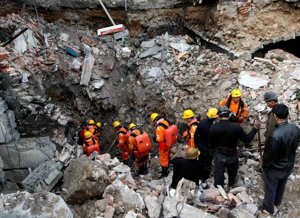 Equipos de rescate de emergencia ingresando con ventiladores portátiles a los túneles tras el estallido en la mina de carbón Liushenyu.