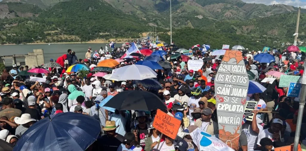 Manifestación popular en San Juan de la Maguana con carteles de "Agua sí, oro no" contra el proyecto Romero.