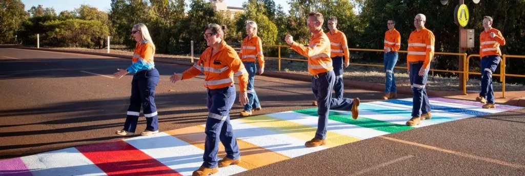 Trabajadores ed BHP jugando.