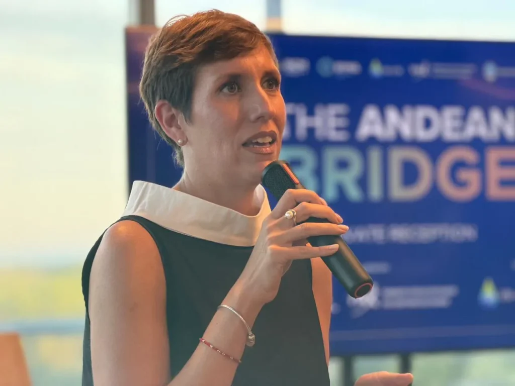 Funcionaria Jimena Latorre detallando las exploraciones del Distrito Malargüe Occidental durante la apertura del Argentina Rocks 2026.
