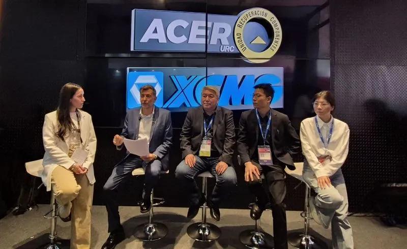El propietario de ACER, Claudio García juntoa a los ejecutivos de XCMG.